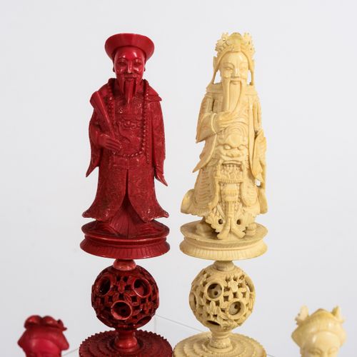 Schachspiel mit Elfenbeinfiguren 

Chess set with ivory pieces. 

Game board clo&hellip;