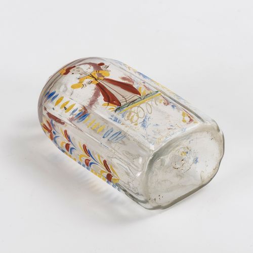 Schnapsflasche mit Emailmalerei 

珐琅彩画的酒瓶。 
18世纪下半叶。
无色玻璃，多色珐琅画，拆迁。高14,5厘米。
方形瓶，&hellip;