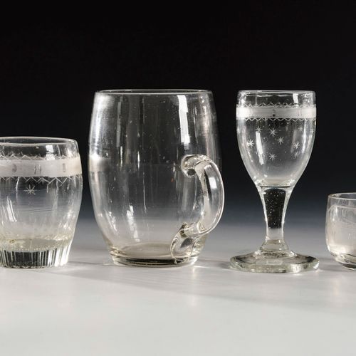 5 Henkelbecher, 1 Kelchglas und 1 Schnapsglas 

5个杯子，1个高脚杯和1个注射杯。 
19世纪。
无色玻璃，部分&hellip;