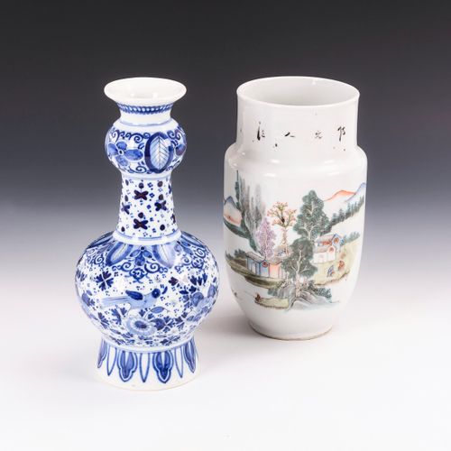 2 Vasen 

2个花瓶。 
中国。都有标记。
瓷器。高22,5和26厘米。
几乎是直的花瓶，颈部宽大，彩色的风景描绘。颈部和背部有部分擦伤的痕迹。/ 釉里&hellip;