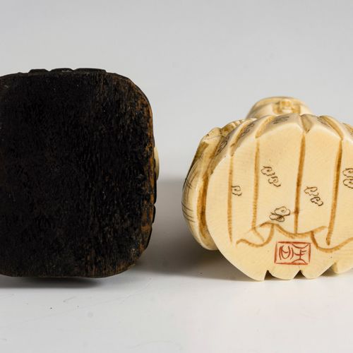 2 kleine Elfenbein-Okimon 

2个小的象牙色的okimon。 

4,5和5厘米。
木质底座上的小火井/带扇子的跪姿男性形象（和尚？这&hellip;