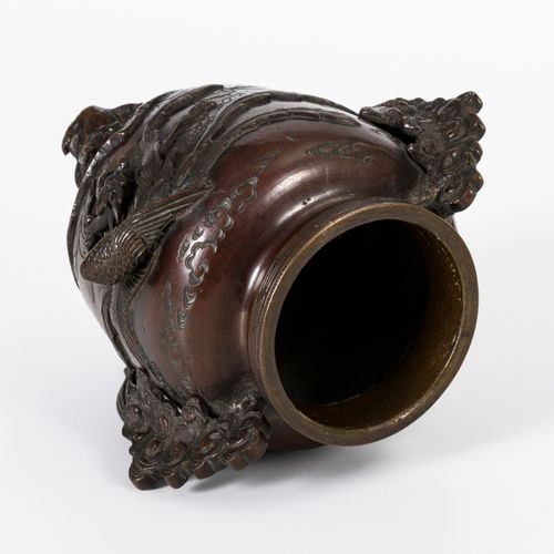 Bronzevase mit Phönix 

铜制凤凰花瓶。 
明治时期。日本。
16,5厘米。
三足器，两柄为云形。在艺术的半雕塑凤凰和麻雀面前，精致的植物&hellip;