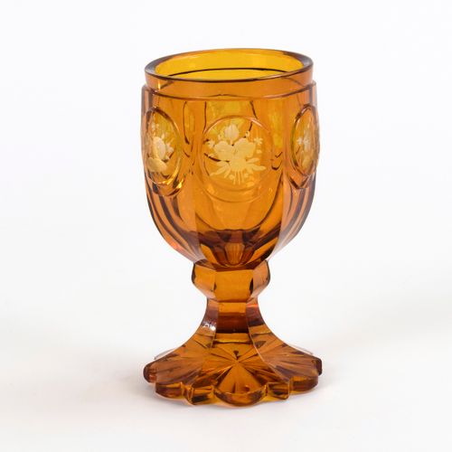 Kelchglas 

高脚杯。 
19世纪下半叶。波西米亚。
无色，琥珀色的彩色玻璃。高14厘米。
六个刻面的玻璃，卵圆形杯，点头柄和多通道脚。在六个高度切割&hellip;