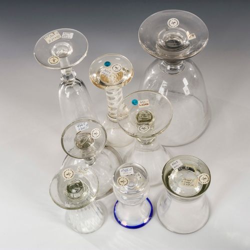 Deckelglas und 7 verschiedene Formgläser 

Bicchiere con coperchio e 7 bicchieri&hellip;