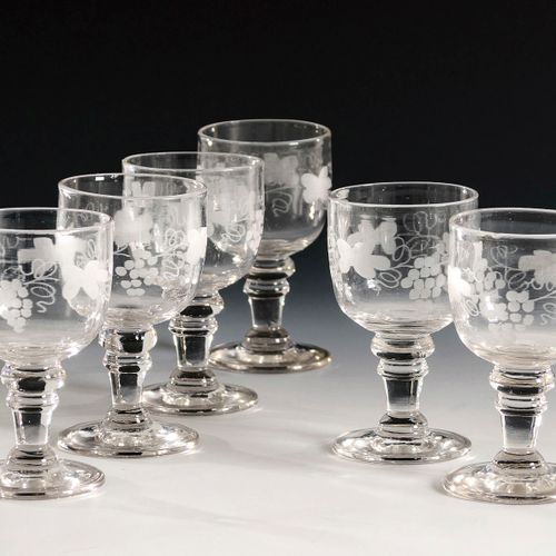6 Kelchgläser mit Weindekor 

6个带葡萄酒装饰的高脚杯。 
19世纪下半叶。
无色玻璃，刻有葡萄酒装饰。高11,5厘米。
腹杯，点&hellip;