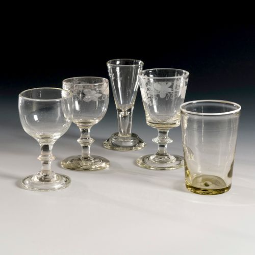 5 verschiedene Gläser 

5个不同的杯子。 
19世纪。
无色玻璃，部分雕刻，1x有白色珐琅边，大部分有拆解。高11,5 - 12,5厘米&hellip;