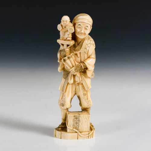 Elfenbeinfigur - Puppenspieler 

象牙图--木偶师。 
可能是在1900年左右。日本。签名。
高17.5厘米。
男子拿着扇子和娃&hellip;