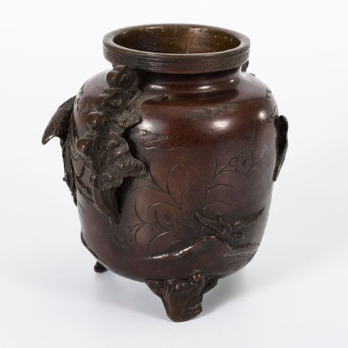 Bronzevase mit Phönix 

铜制凤凰花瓶。 
明治时期。日本。
16,5厘米。
三足器，两柄为云形。在艺术的半雕塑凤凰和麻雀面前，精致的植物&hellip;