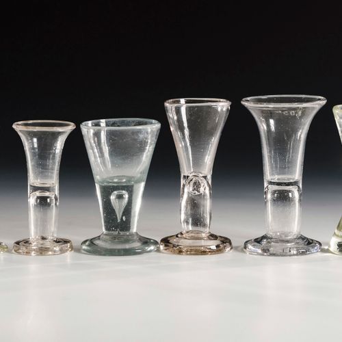 6 Schnapsgläser 

6 verres à shot. 
2ème moitié du 19ème siècle.
Vitrail incolor&hellip;
