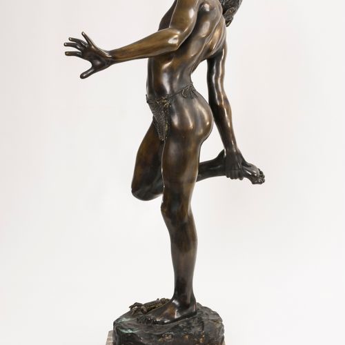DE LOTTO, Annibale (1877 - 1932). Bronzeskulptur groß, Knabe, sich vor Krebs ers&hellip;