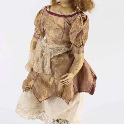 Frühe Puppe mit wachsiertem Brustkopf 

Frühe Puppe mit wachsiertem Brustkopf. 
&hellip;