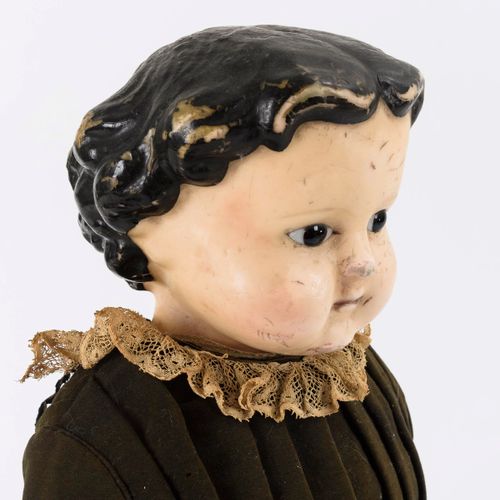 Wachsiertes Brustkopfmächen 

打过蜡的乳房头少女。 
未标明。大约在1870/75年。桑尼贝格。
质量，蜡和织物。长64厘米。
S&hellip;
