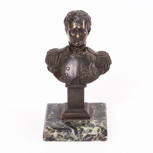 Napoleonbüste. 


Napoleonbüste
Bronze patiniert, grüne Marmor-Plinthe.H 12,5 / &hellip;
