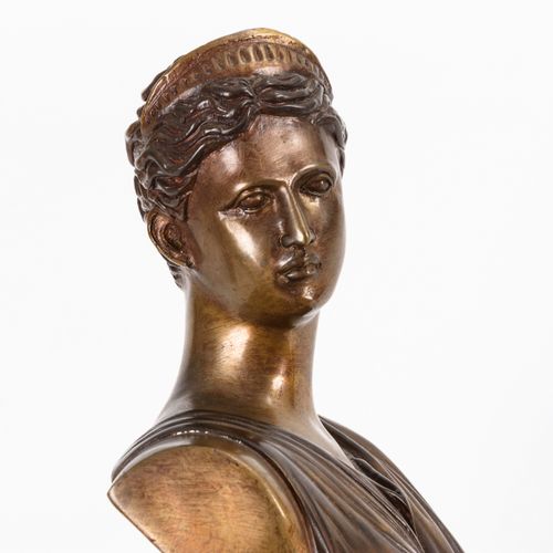 Frauenbüste nach antikem Vorbild. 


Büste der Diana
Bronze zweifarbig patiniert&hellip;