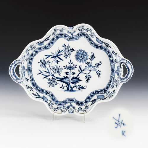 Zwiebelmuster-Tablett 

Zwiebelmuster-Tablett. Meissen.
Schwertermarke mit Punkt&hellip;