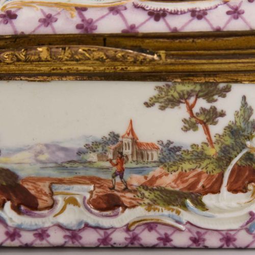 Barocke Tabatiere mit Landschaftsmalerei 

Barocke Tabatiere mit Landschaftsmale&hellip;