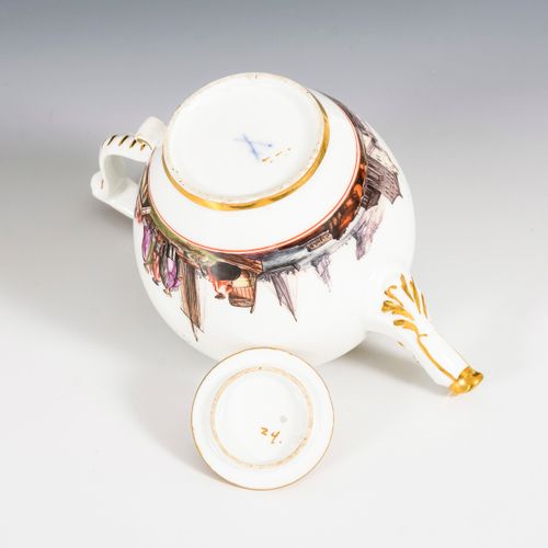 Barockes Teekännchen mit Kauffahrteimalerei 

Barockes Teekännchen mit Kauffahrt&hellip;
