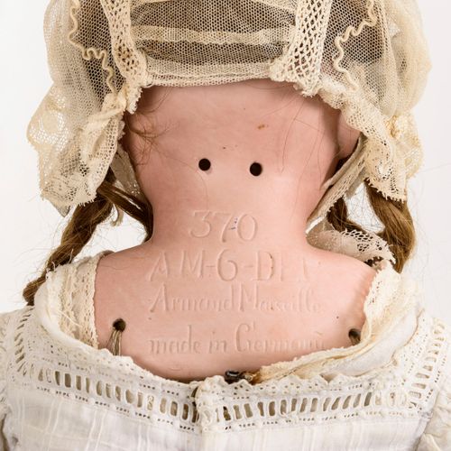 Brustkopfpuppe. Armand Marseille. 

胸部的头像娃娃阿芒-马赛。 
标有 "370 AM 6 DEP德国制造"。约1900年。&hellip;