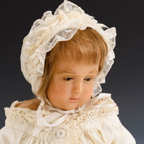 Ausdrucksstarkes Wachsbaby. 

富有表现力的蜡像宝宝
可能是英格兰。 
 
长50厘米。 

 
 侧面连接的胸部头部，有非常精细的&hellip;