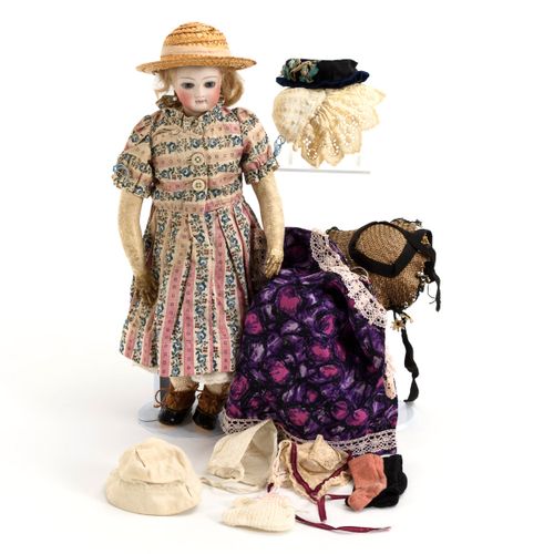 Kleine französische Modepuppe mit Kleidung. Wohl Gaultier. 

Pequeña muñeca de m&hellip;