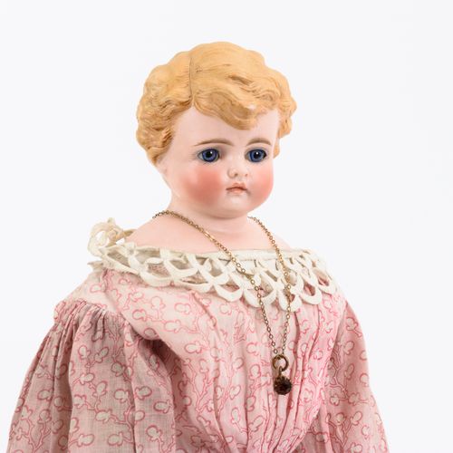Porzellankopfpuppe mit modellierten Haaren. 

瓷质头像娃娃，有造型的头发。
标有 "190-2"，可能是克林的。1&hellip;