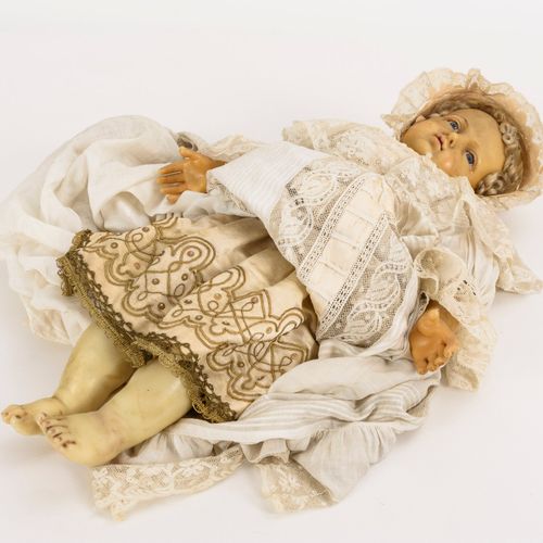 Wachskind mit Taufkleid. 

Wax child with christening robe
 
 
Wax, fabric. L 57&hellip;