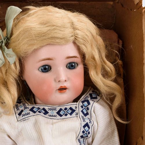 Mädchenpuppe im Originalkarton. Kämmer & Reinhardt. 

Girl doll in original boxK&hellip;