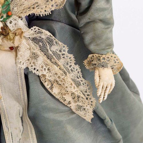 Biedermeierpuppe als Braut. 扮演新娘的比德梅尔娃娃 19世纪中叶，可能是桑内贝格。 长38厘米，带帽子47厘米。 以宝莲的风格。满头&hellip;