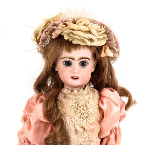 Kleine Französin. Jumeau. 

法国小女人朱莫。 
标记为 "7 1"。约1898年。 
 
饼干瓷器，质量。长47厘米。 

 
 曲&hellip;