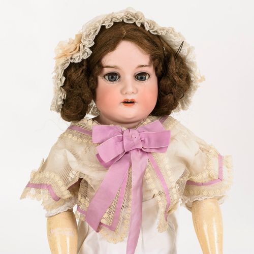 Brustkopfpuppe in schönem Kleid. Armand Marseille. 

Chest head doll in beautifu&hellip;