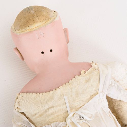 Große Brustkopfpuppe. Kestner. 

大胸头娃娃Kestner。 
标有 "14德国制造"。 
 
饼干瓷器，皮革。长66厘米。 
&hellip;