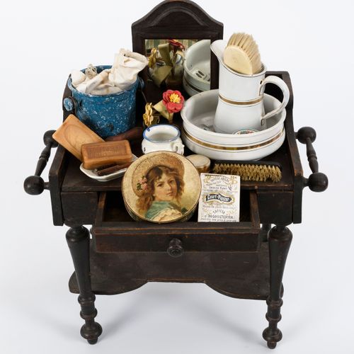 Gründerzeit-Puppenwaschtisch mit Zubehör. 

Wilhelminian period doll's washstand&hellip;