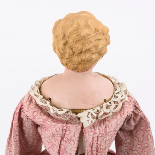 Porzellankopfpuppe mit modellierten Haaren. 

瓷质头像娃娃，有造型的头发。
标有 "190-2"，可能是克林的。1&hellip;