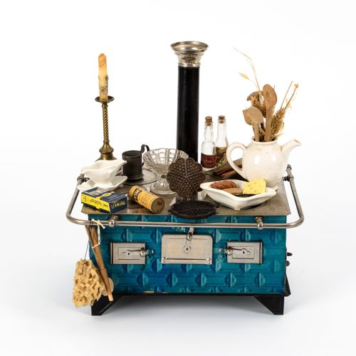 Schöner Puppenherd mit Zubehör. 

Beautiful doll's stove with accessories
Unmark&hellip;