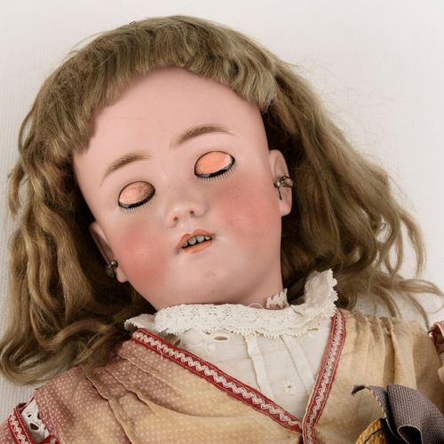 Große Puppe mit Strohhut. Heinrich Handwerck/ S & H . 

Large doll with straw ha&hellip;