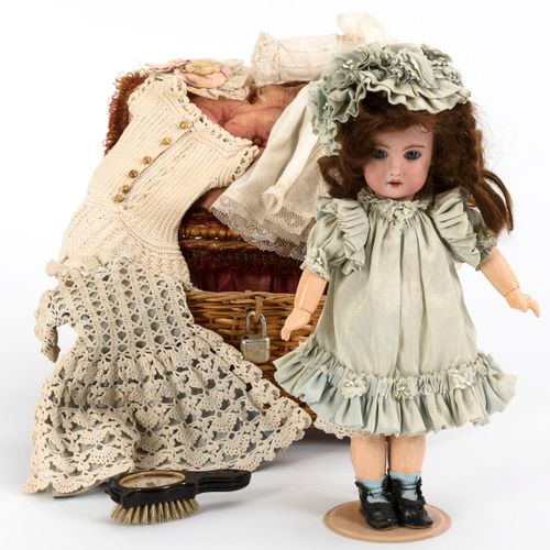 Zierliches Porzellankopfmädchen und Nähkorb mit Kleidung. Typ Jumeau. 

小瓷头女孩和缝纫&hellip;