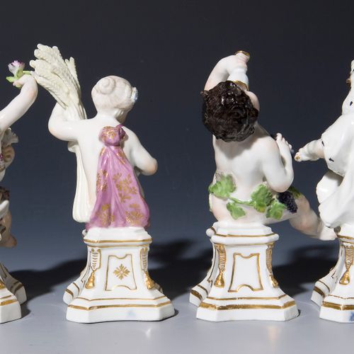 Vier sitzende Barock-Figuren auf Postamenten: Allegorie "Die vier Jahreszeiten".&hellip;