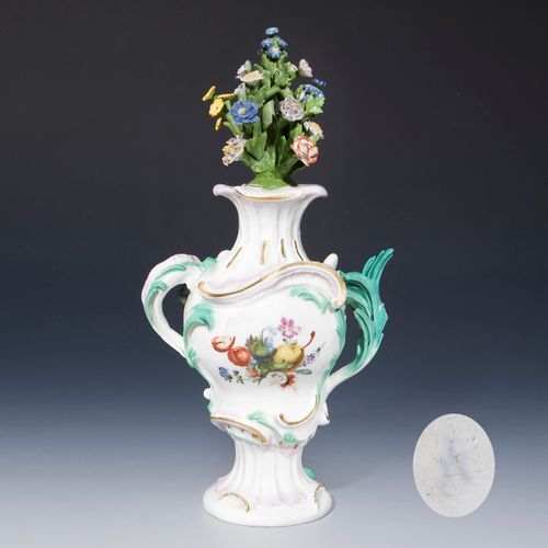Barock Tafelaufsatz: Vase mit plastischem Blumenbukett. Meissen. Barock Tafelauf&hellip;