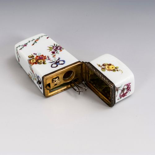 Necessaire. 

Necessaire
Ungemarkt, 19. Jh. 
 
Polychrom bemalt. H 10,2 cm. 

 
&hellip;