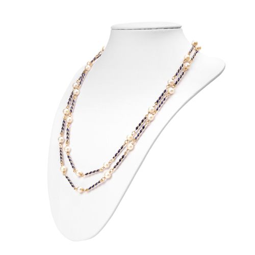 Null 香奈儿项链风格的长项链，有珍珠和深蓝色珐琅链节。意大利阿雷佐Sansepolcro的Fabor。1970s.
750黄金。31颗珍珠（长约0.6厘米）&hellip;