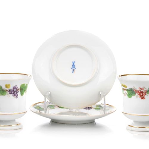 Null Pair of coffee cups and saucers with vine decor. Meissen. 1817- 1824.
Porce&hellip;