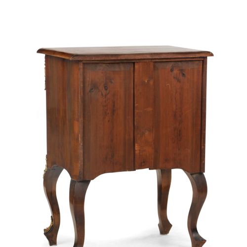 Null Small neo-rococo commode. Dresden. Mid-2nd century.
Coniferous wood, walnut&hellip;