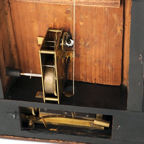Null Wiener Portaluhr mit Brunnenautomat, Spieluhr und Datumsanzeige. Um 1830.
H&hellip;