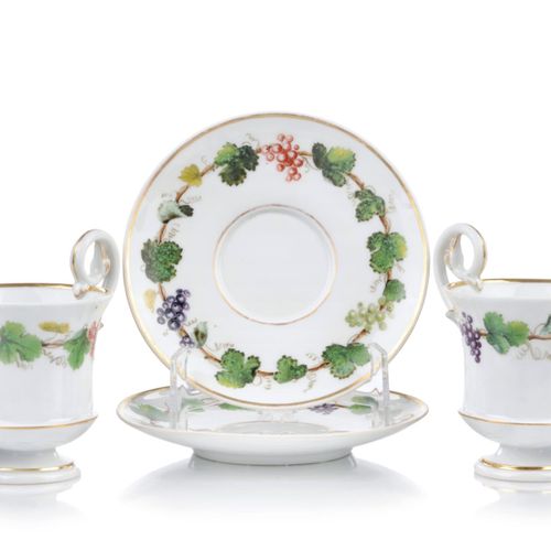 Null Pair of coffee cups and saucers with vine decor. Meissen. 1817- 1824.
Porce&hellip;