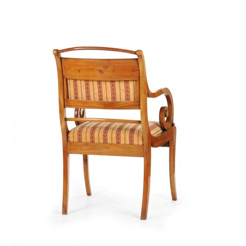 Null Biedermeier扶手椅。南德。大约在1820/1825年。
樱桃，漆面抛光和枫木，镶嵌在一起。侧面框架结构，梯形座椅在略微弯曲的方形腿上。略微向&hellip;