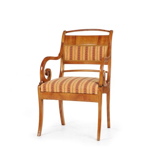 Null Biedermeier扶手椅。南德。大约在1820/1825年。
樱桃，漆面抛光和枫木，镶嵌在一起。侧面框架结构，梯形座椅在略微弯曲的方形腿上。略微向&hellip;