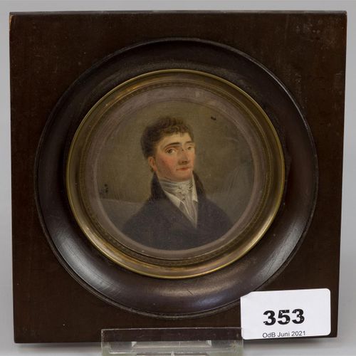 Null 一个年轻人的微型肖像，19世纪上半叶，木质框架（B）。

ø6.5厘米，14 x 14厘米。