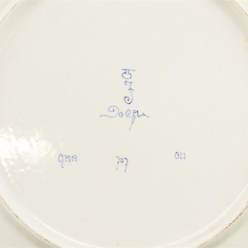 Null 一个盘子，Porceleyne Fles，代尔夫特，1975年，蓝白陶器，有天堂鸟和花卉图案的装饰（A）。

ø35.5厘米。