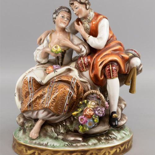 Null 一个带花篮和乐器的娱乐性夫妇的多色瓷器雕塑，Gerold porzellan，Tettau Bavaria。(A-)

h.24厘米