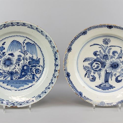 Null Dos platos diversos, Delft, siglo XVIII, loza azul y blanca con decoración &hellip;